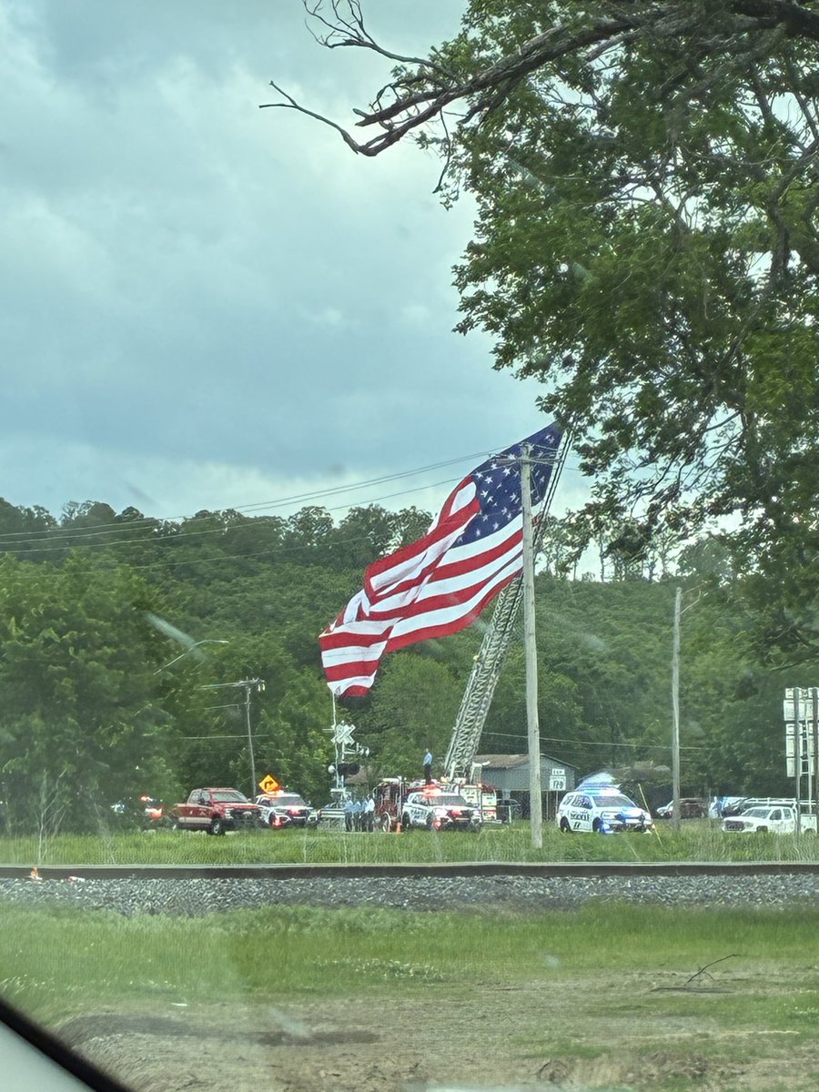 TurneyAuth7909's tweet photo. Today a young man shot in the line of duty was laid to rest in LeFlore County. Thank you for your service Walker. Please pray for the LeMay Family and LeFlore Sheriff's Office and first responders.
#holdtheline #LeFlorecounty #Oklahomastrong https://t.co/zG54zwE8Gk