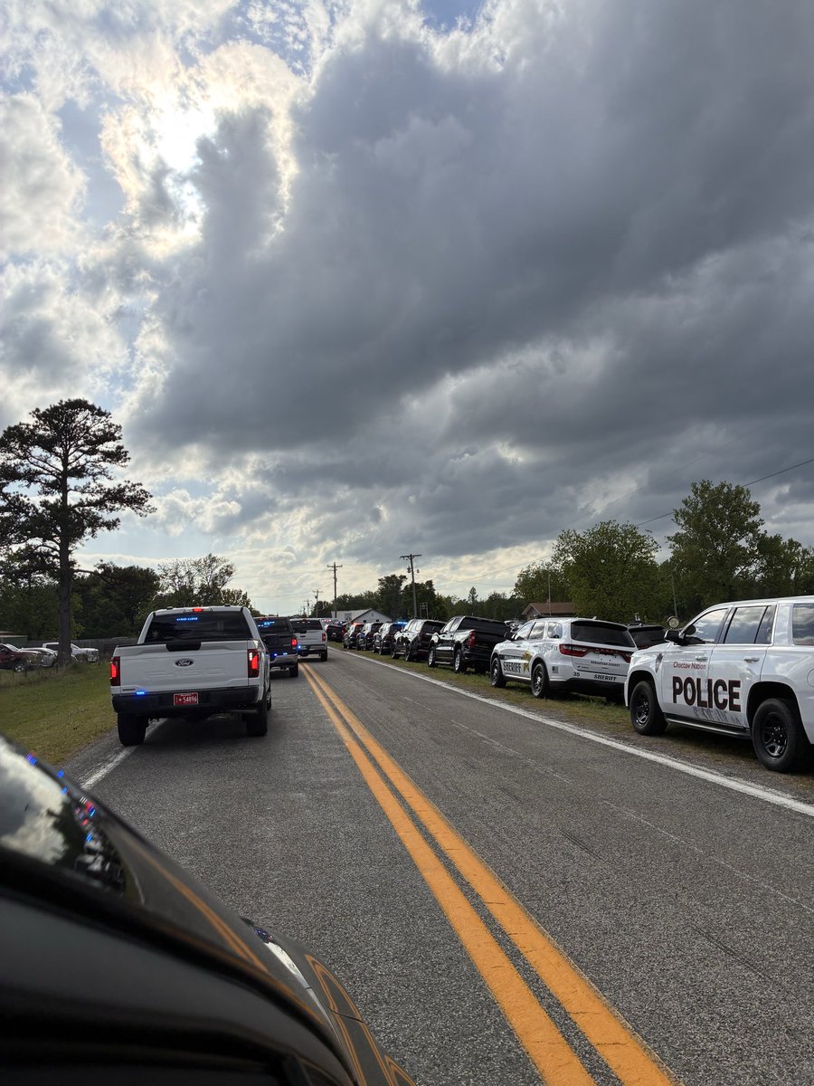 TurneyAuth7909's tweet photo. Today a young man shot in the line of duty was laid to rest in LeFlore County. Thank you for your service Walker. Please pray for the LeMay Family and LeFlore Sheriff's Office and first responders.
#holdtheline #LeFlorecounty #Oklahomastrong https://t.co/zG54zwE8Gk