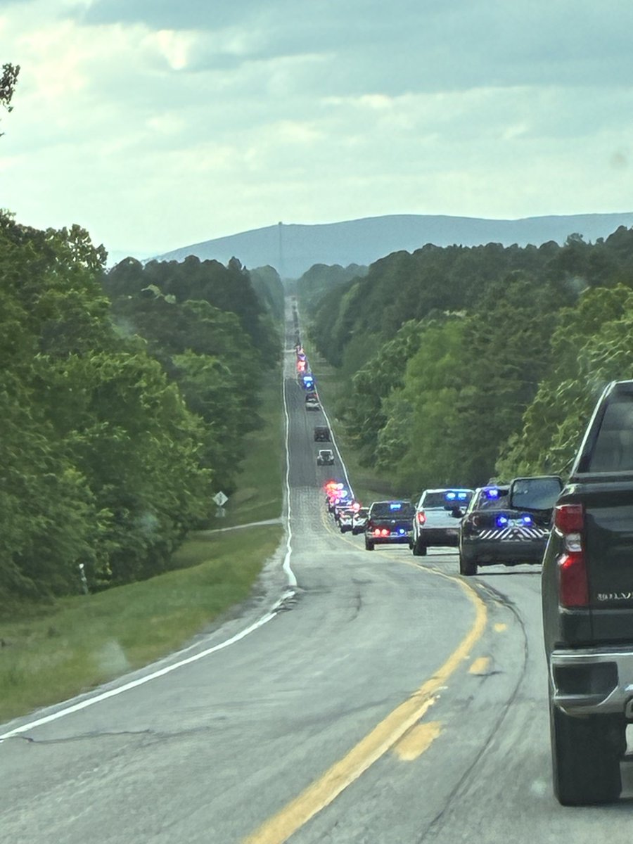TurneyAuth7909's tweet photo. Today a young man shot in the line of duty was laid to rest in LeFlore County. Thank you for your service Walker. Please pray for the LeMay Family and LeFlore Sheriff's Office and first responders.
#holdtheline #LeFlorecounty #Oklahomastrong https://t.co/zG54zwE8Gk
