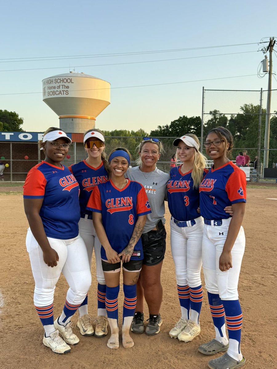GHSSoftballOFCl's tweet photo. Celebrating our seniors tonight 🧡🤍💙 https://t.co/8KfLJz8ec5