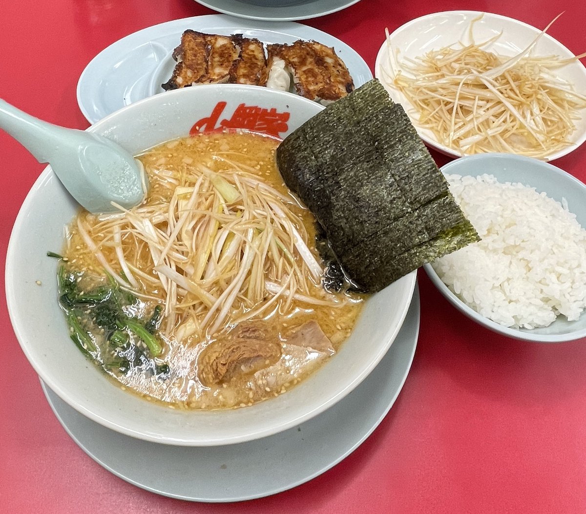 2012nna's tweet photo. @limodom 特製味噌ねぎラーメン
豆板醤とニンニクで味変できるので初めてなら硬めふつうふつうがおすすめです！

背脂変更と白米はマストです◎ https://t.co/7clhWWXpr8