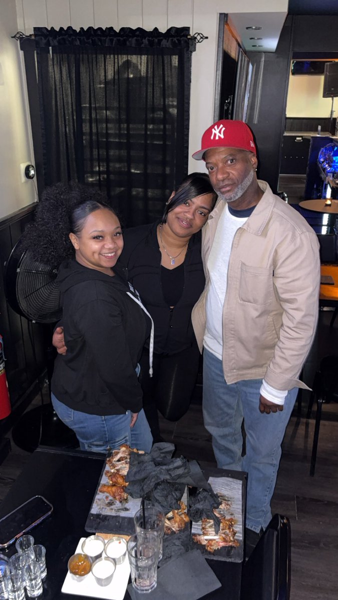 jennyboomboomtv's tweet image. 🚨T O N I G H T🚨

HAPPY HOUR IS @houseofgoatsct NEW BRITAIN📍

🚨$1 Wings 
🚨$5 Margaritas
🚨$5 Espresso Martinis 
🚨$10 Remy Boom Boom’s 🍒

Music By @deejayjunior1 🔊

#thursday 
#cocktails 
#chickenwings