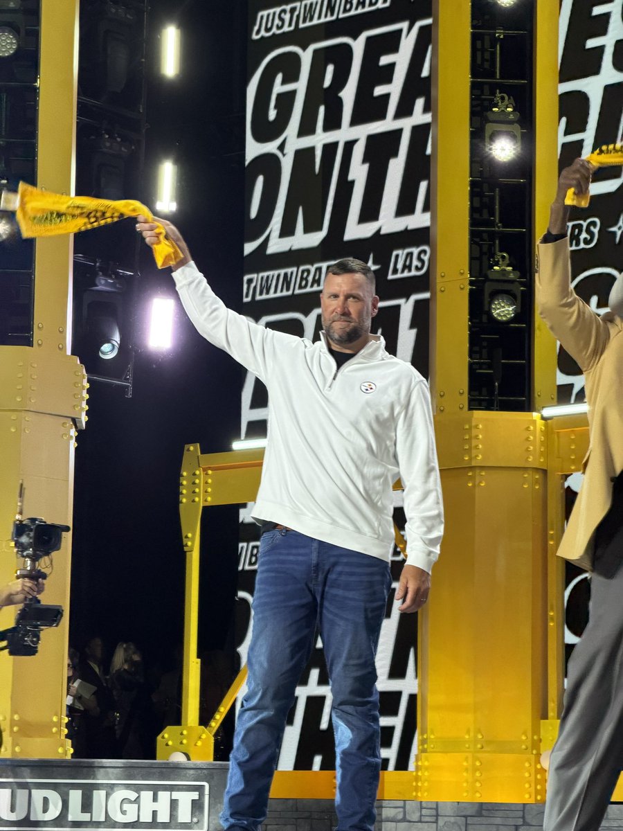 RealBrittBaker's tweet image. My fav player ever @_BigBen7 just threw me his terrible towel. Best birthday gift #HereWeGo @steelernation @steelers #nfldraft