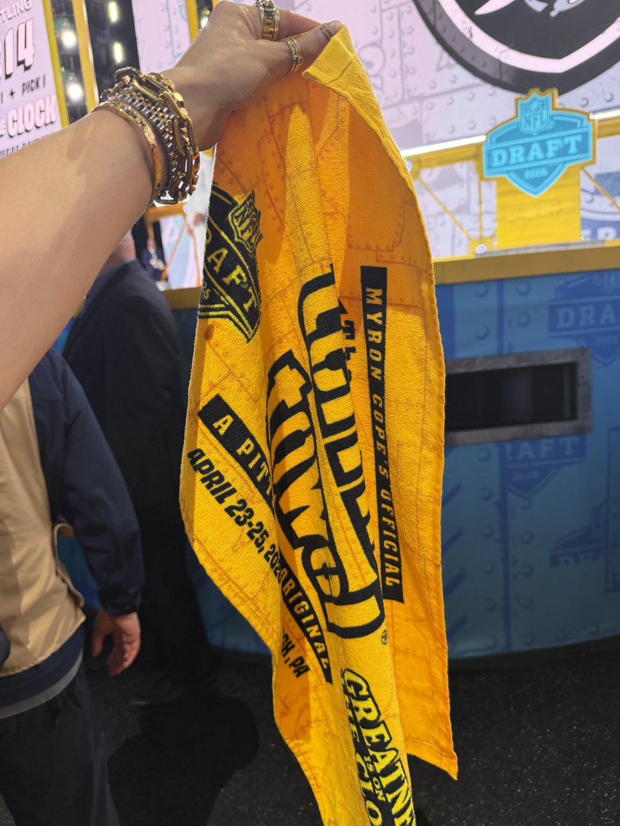 RealBrittBaker's tweet image. My fav player ever @_BigBen7 just threw me his terrible towel. Best birthday gift #HereWeGo @steelernation @steelers #nfldraft