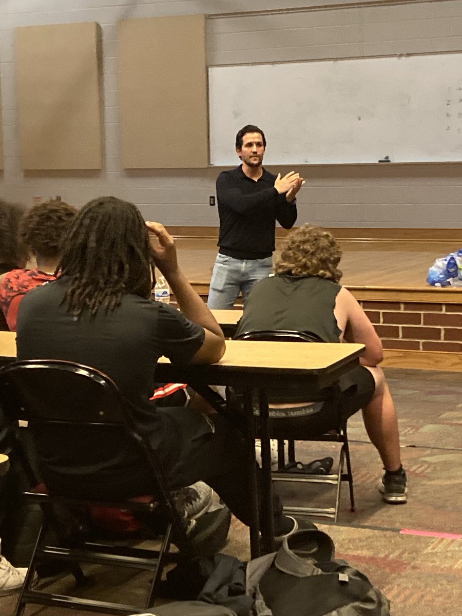 MHS_Warriors_FB's tweet image. A Warrior giving back to the Warriors. #family #warriorpride thank you for giving back to our guys and showing them anything is possible.  @CoachStinson804 @CoachMason_23 @ClaytorSonny @kburd18