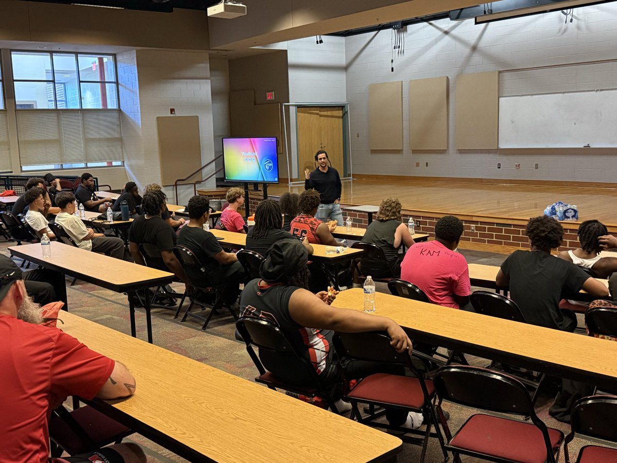 MHS_Warriors_FB's tweet image. A Warrior giving back to the Warriors. #family #warriorpride thank you for giving back to our guys and showing them anything is possible.  @CoachStinson804 @CoachMason_23 @ClaytorSonny @kburd18