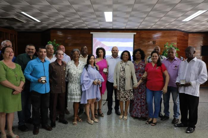 🎖️🏅ǀ Se concedió la Orden Lázaro Peña de II y III grado, la Medalla Jesús Menéndez y el Sello conmemorativo 85 Aniversario de la CTC, a un grupo de dirigentes sindicales y trabajadores, a propuesta de la Comisión Organizadora del2⃣2⃣Congreso de la CTC.
🔗acortar.link/hvJKmr