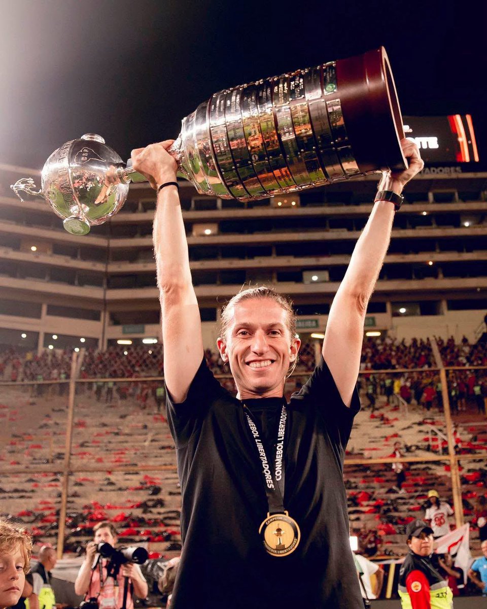 ChelsTransfer's tweet photo. 🚨 The Chelsea management wants to quickly look for a replacement for Liam Rosenior. The name that is currently in the lead is Filipe Luís. The former Brazilian full-back knows the London environment well.(@Glongari) https://t.co/LjnBx3I1Am