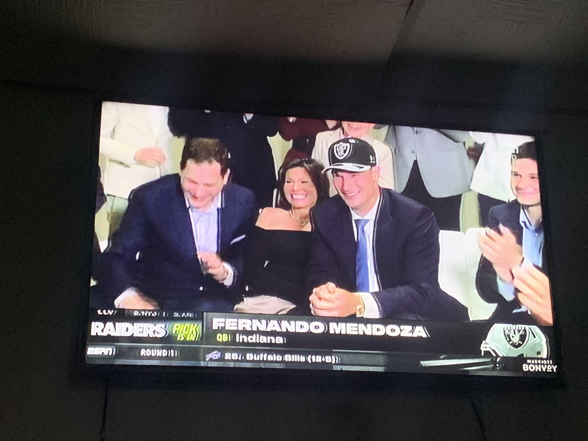 And10es's tweet photo. Oficial:

Fernando Mendoza es @Raiders  🏈

Vamos con todo 💪🏼

#DrafNFL2026 https://t.co/hDqVEUAdCI