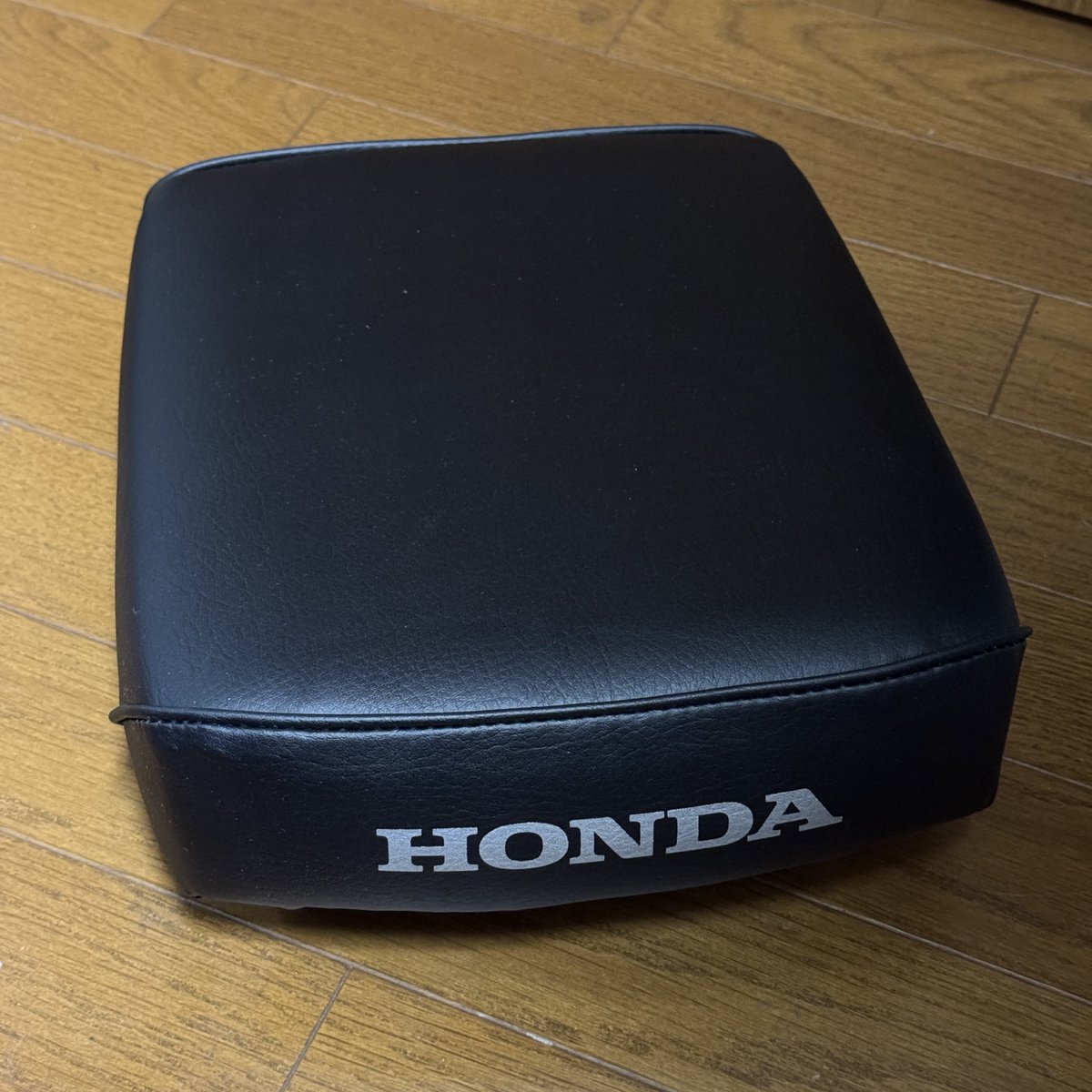 ピリオンシートは純正。
今、メーカーでは販売終了したのか売ってなくて、アマポチ。（´ω｀）