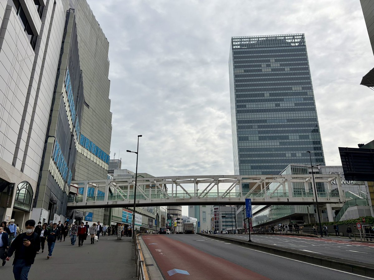 dsasoon's tweet photo. おはようございます🌥️

いつもと違う角度の新宿。パン買ってオフィスへ向かう朝🥐

方向だけじゃなく、気分も少し変化してていい感じ😌 https://t.co/F2Oag3R4C6