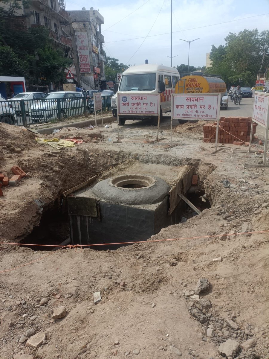 Rajeev00262's tweet photo. #muncipalcorporationchandigarh #dainikbhaskarchandigarh #indianexpressxhandigarh #chandigarhadministration

This is pending from last 20+ days, on such a busy route for pgimer. https://t.co/VFqkaHE6AK