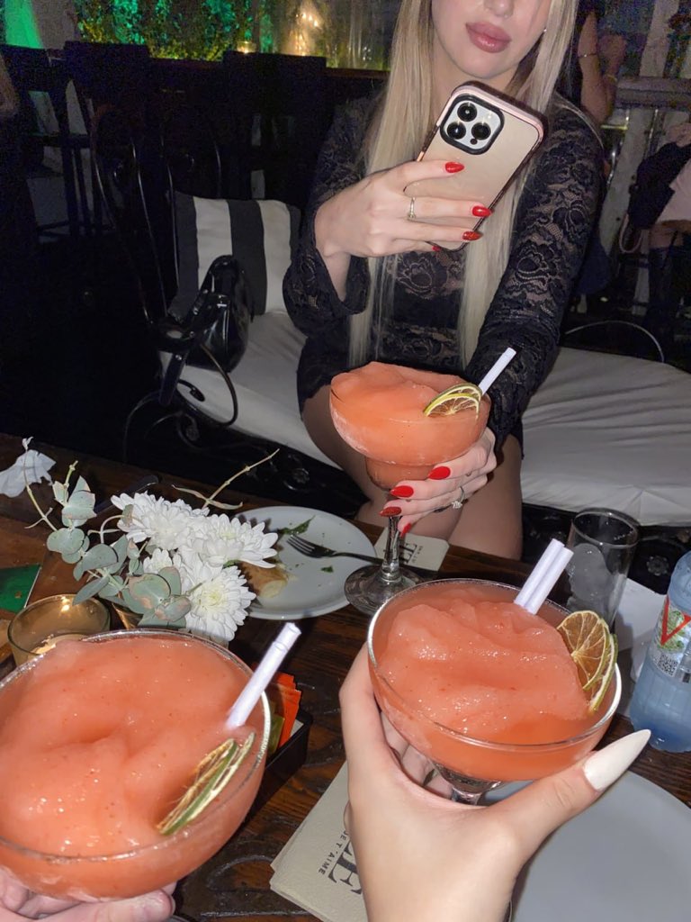 EnticingMolly20's tweet photo. girls night was needed https://t.co/fmHNNn3bYA
