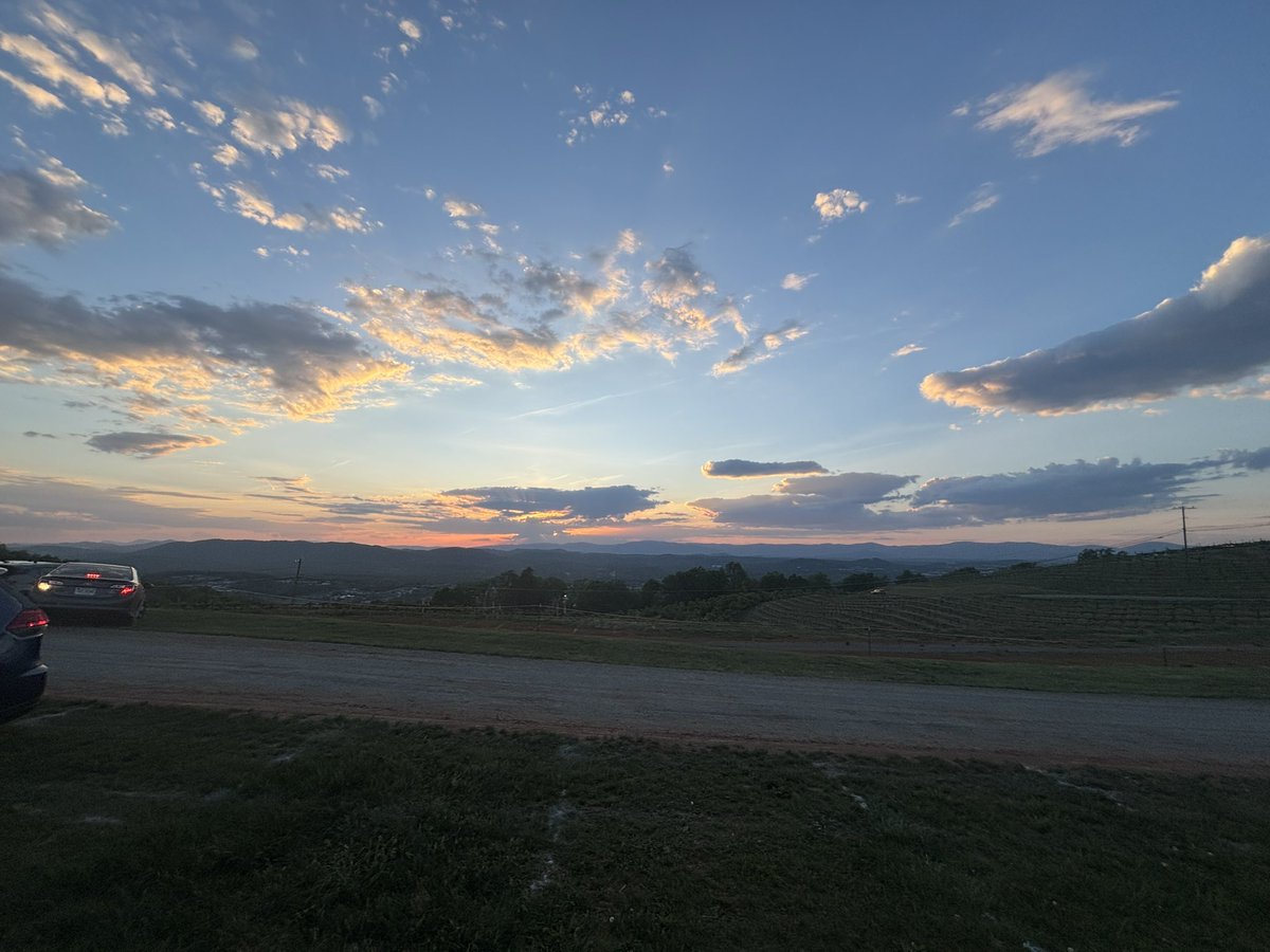 PersingerDanny's tweet photo. Views from atop Carter Mountain near Charlottesville, VA with Dannah tonight.  @dannahpersinger https://t.co/nri0OM25RU