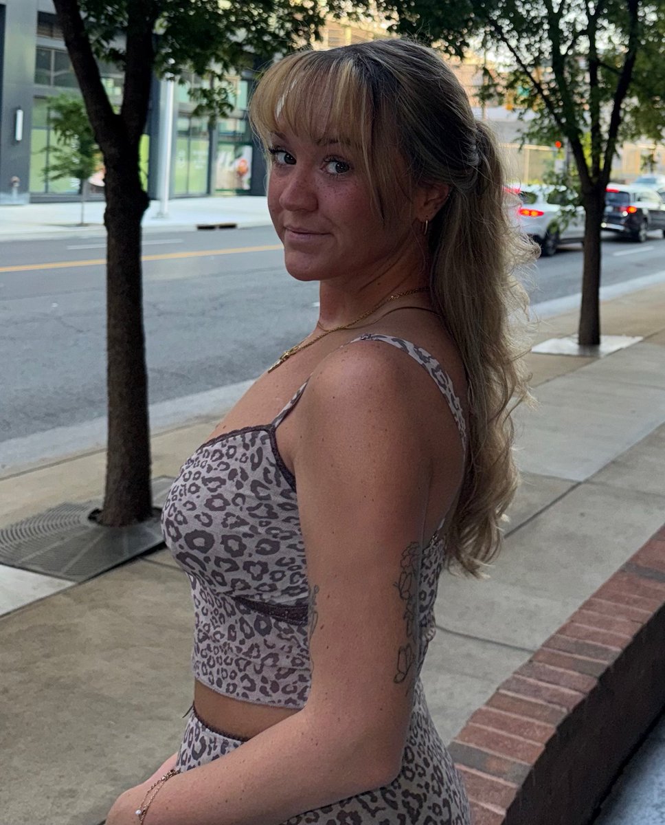 thehaileemurphy's tweet photo. 🖤🐆🍸 https://t.co/clV1KwnhjB
