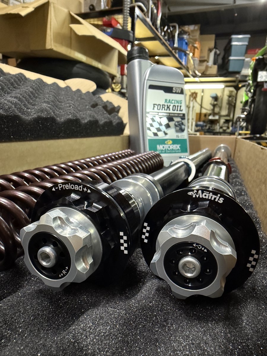Matsumoto_EG's tweet photo. 【作業依頼】ナイトシフトにMatris F20Kをインストール。 左右非対称のKYBフォーク、左側は「スプリングのみ」ですが、Matrisならフルアジャスタブル化可能です。ボトムケースを分離し、カートリッジ固定用の治具を仕込むという工程を経て、究極の足回りが完成します。
#松本エンジニアリング
#Matris #マトリス
#Ducati #ドカティ
#Scrambler #Nightshift #スクランブラー #ナイトシフト
#フロントフォーク #アップグレード
#フルアジャスタブル
#作業依頼
#バイクカスタム
ブログ更新
【作業依頼】ナイトシフトの走りを変える。左右非対称フォークへのMatris F20K組み込み作業 | 松本エンジニアリング作業日誌
https://t.co/3MOTpMqpJb #Amebaブログ #アメブロ