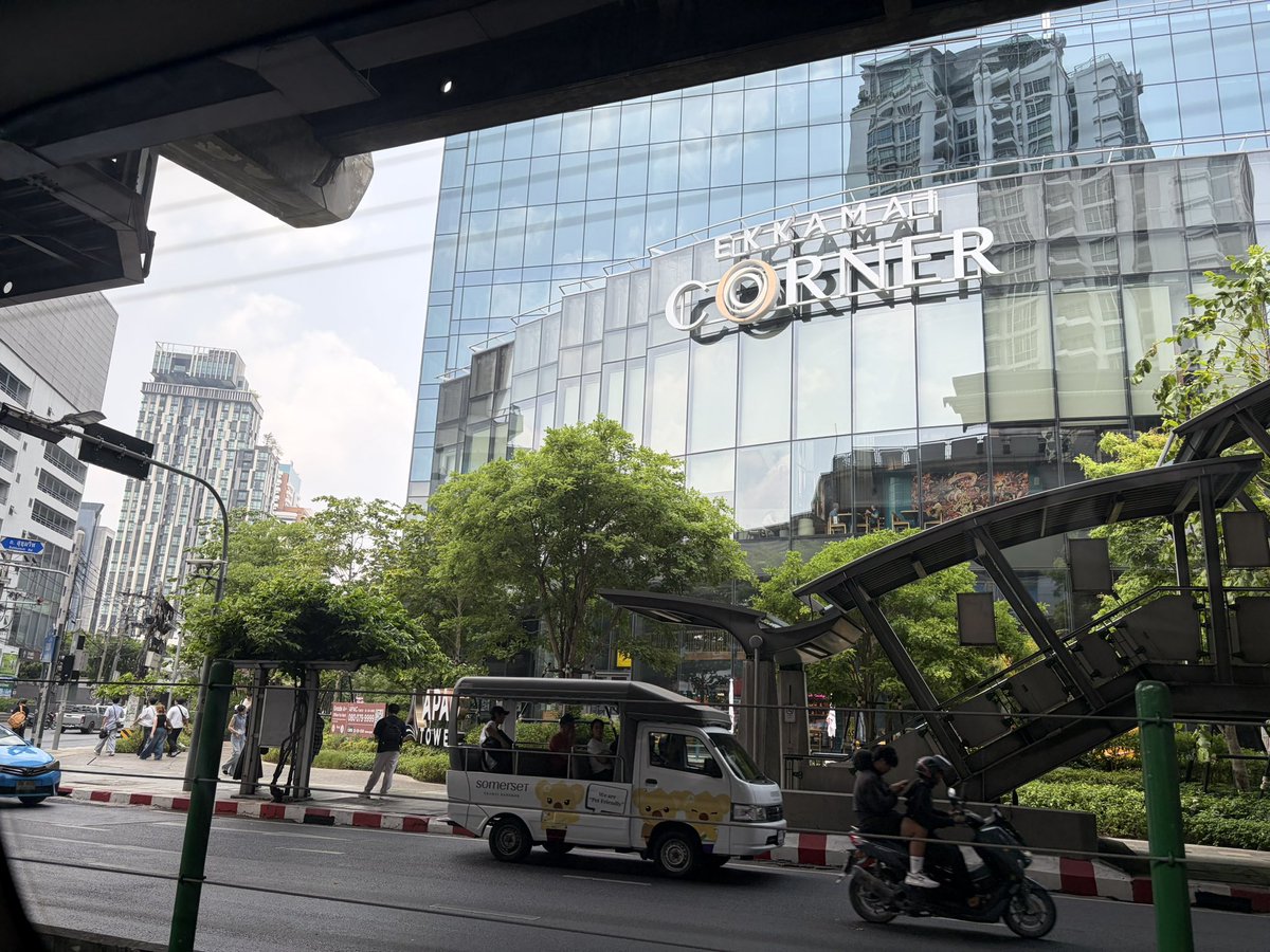 H_Metha2005's tweet photo. At Ekkamai Corner APAC Tower https://t.co/q2p38AuERN