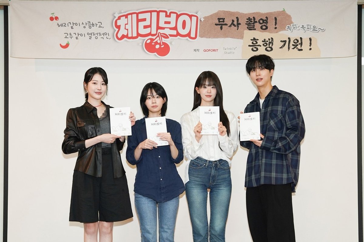 KoreanUpdates's tweet photo. Upcoming movie #CherryBoy confirms production with #LeeJaein #KimMujun and #JangDaAh as leads. The movie also stars Jeon Soyoung, Park Myunghoon, Kang Malgeum, Jun Sukho, and Yura
https://t.co/YdMGScE6sr #KoreanUpdates RZ https://t.co/fNuiYDegr4