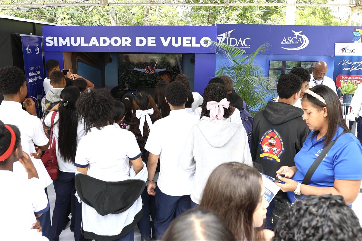 irodriguezduran's tweet photo. Grato recibir en el stand del @IDAC_RD, en el marco de la Feria Regional del Libro y la Cultura Cibao 2026, a la vicepresidenta de la República, @RaquelPenaVice, y al ministro de @MiculturaRD, @robertoangel02. Más de 1,500 jóvenes han vivido en los primeros días la experiencia de nuestro simulador de vuelo.