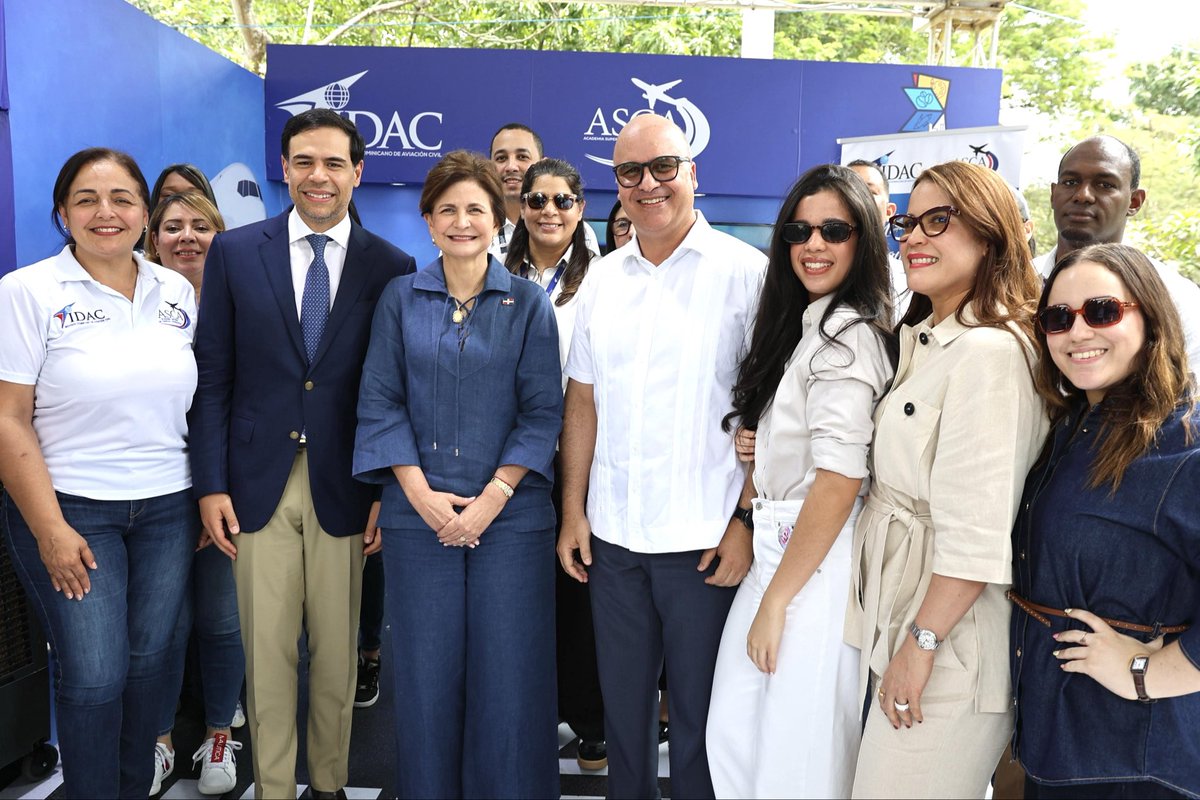 irodriguezduran's tweet photo. Grato recibir en el stand del @IDAC_RD, en el marco de la Feria Regional del Libro y la Cultura Cibao 2026, a la vicepresidenta de la República, @RaquelPenaVice, y al ministro de @MiculturaRD, @robertoangel02. Más de 1,500 jóvenes han vivido en los primeros días la experiencia de nuestro simulador de vuelo.