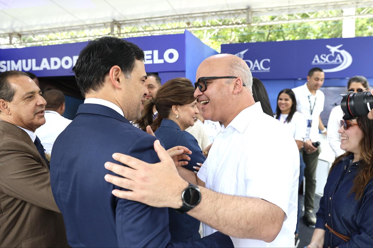 irodriguezduran's tweet photo. Grato recibir en el stand del @IDAC_RD, en el marco de la Feria Regional del Libro y la Cultura Cibao 2026, a la vicepresidenta de la República, @RaquelPenaVice, y al ministro de @MiculturaRD, @robertoangel02. Más de 1,500 jóvenes han vivido en los primeros días la experiencia de nuestro simulador de vuelo.