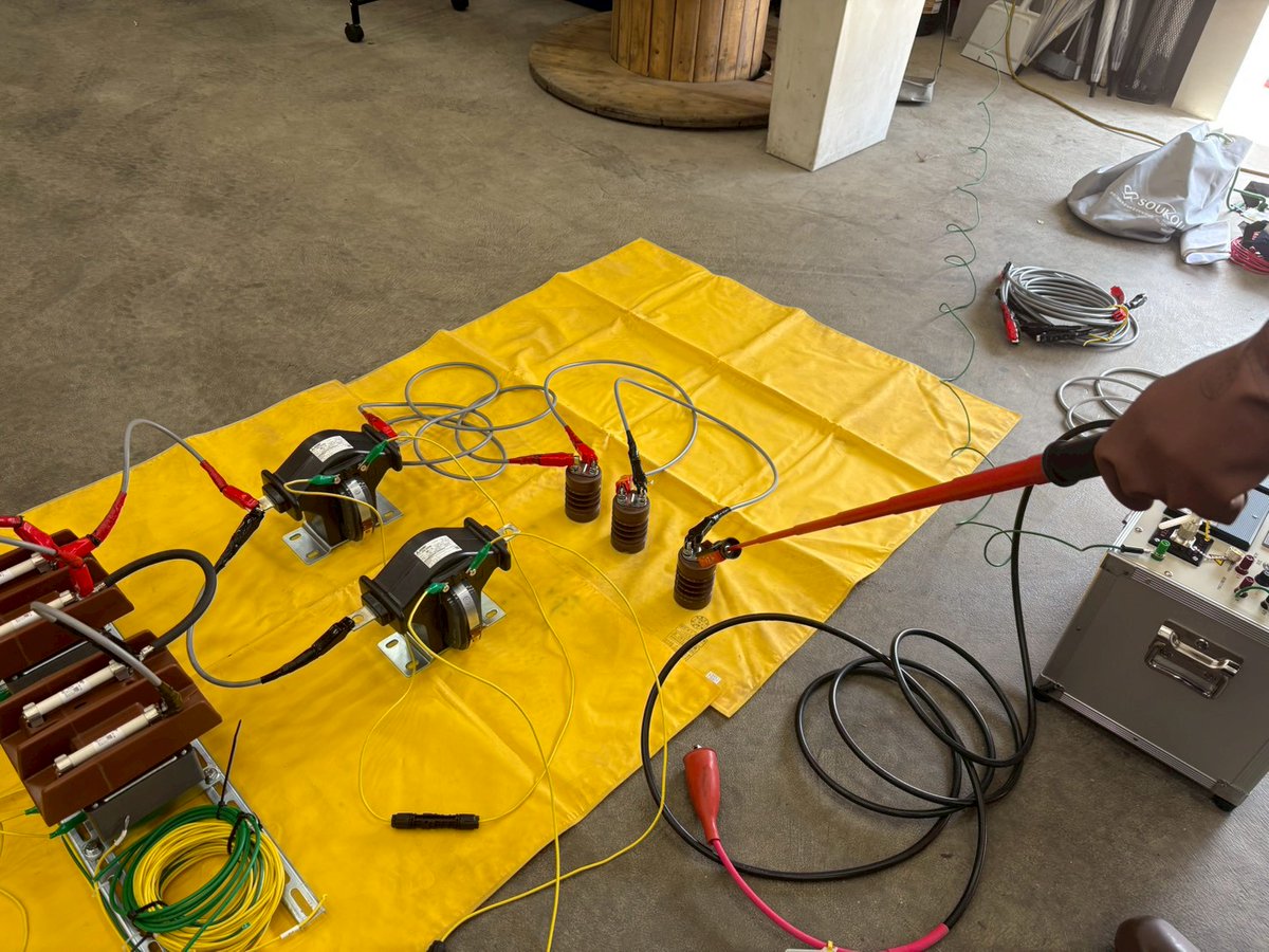 trust_pv's tweet image. おはようございます☀
本日も宜しくお願い致します🙇‍♂️

【高圧受変電盤改修 事前準備】
今日は週末の受変電盤改修現場で使うVTやCTの絶縁耐力試験をしています。
工事も試験もぜひトラストへお任せください！

#絶縁耐力試験　#交流耐圧試験　#VT #CT