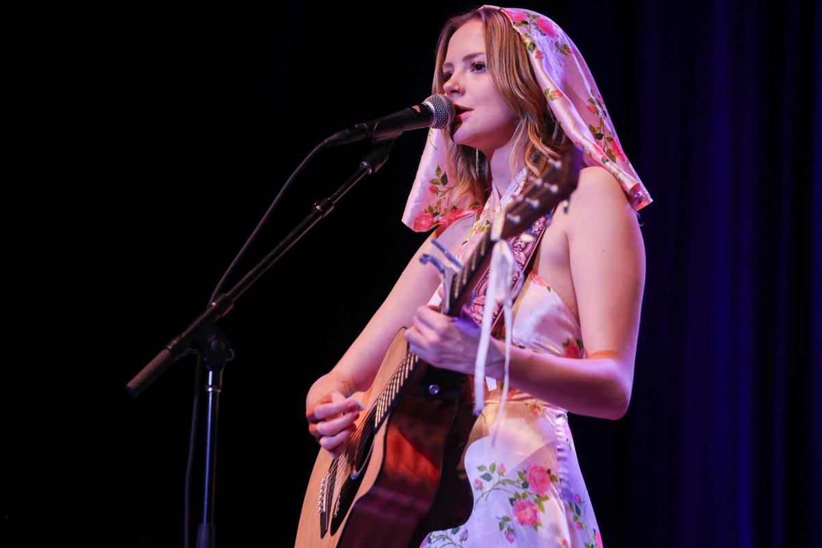 Live In The Vineyard Goes Country tweet media