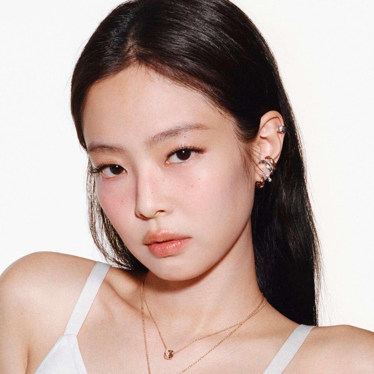 JENNIE confirma que seu comeback solo está próximo.