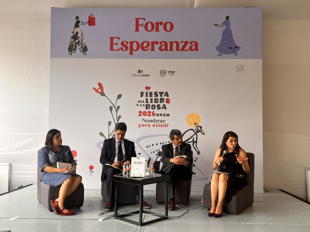 Acervo_SREmx's tweet photo. 📖🌹Hoy se presentó en la #FeriaLibroyRosa, el libro “MÉXICO Mediador clave en América Latina”.
🗣️Participaron @RobertoDeLeonHu, @LauMorenoRodri y @Helietta_GoHe. Moderó @JoaquinLozanoT
💫 ¡Gracias por acompañaos!
Adquiérelo en el stand 60 de la @SRE_mx https://t.co/StSA3NkwHX