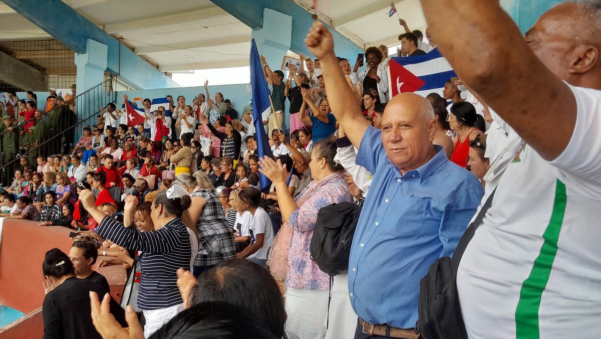 En plenaria por el #1roDeMayoEnCuba con #HonorHolguinero el sector salud presente! Unidos y Comprometidos con la Salud del Pueblo. #LaPatriaSeDefiende