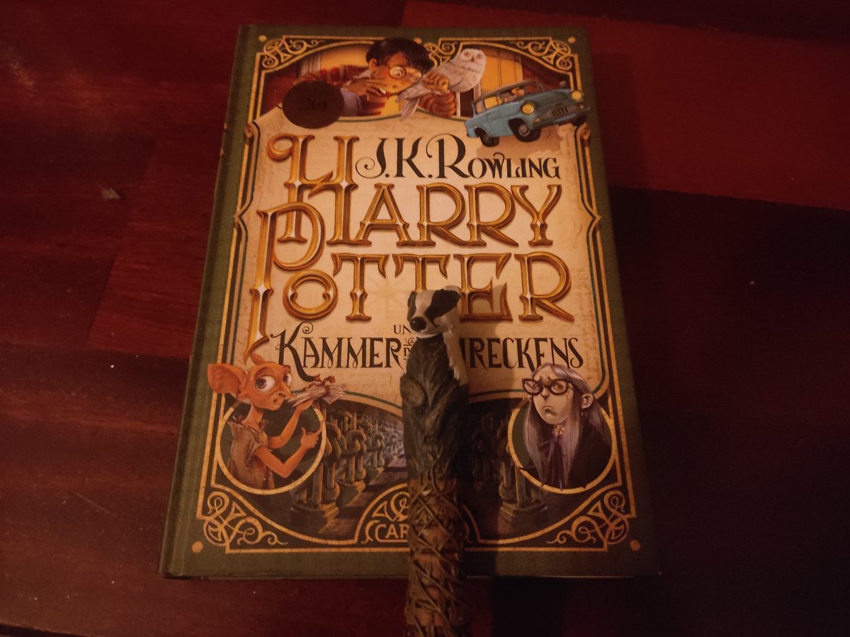 AcervoChudley's tweet photo. Demorei, mas estou de volta.

Boa noite, Canhões! Como foi o dia de vocês?
Vamos de interação?
Qual vossa peça de coleção de Harry Potter favorita? Eu fico entre minha varinha da Lufa e meu livro de Câmara Secreta em alemão (mesmo não sabendo nada de alemão ele é lindo 😭) https://t.co/PgeyXv4CR9