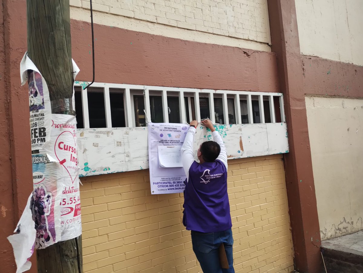 Distrito27IECM's tweet image. El personal de la #DD27 inicio la colocación de carteles con los listados de la ubicación de la Mesas Receptoras de Votación y Opinión para la Jornada Electiva y Consultiva del próximo 3 de mayo

#SomosDD27
#HazLaLuchaPorTuComunidad