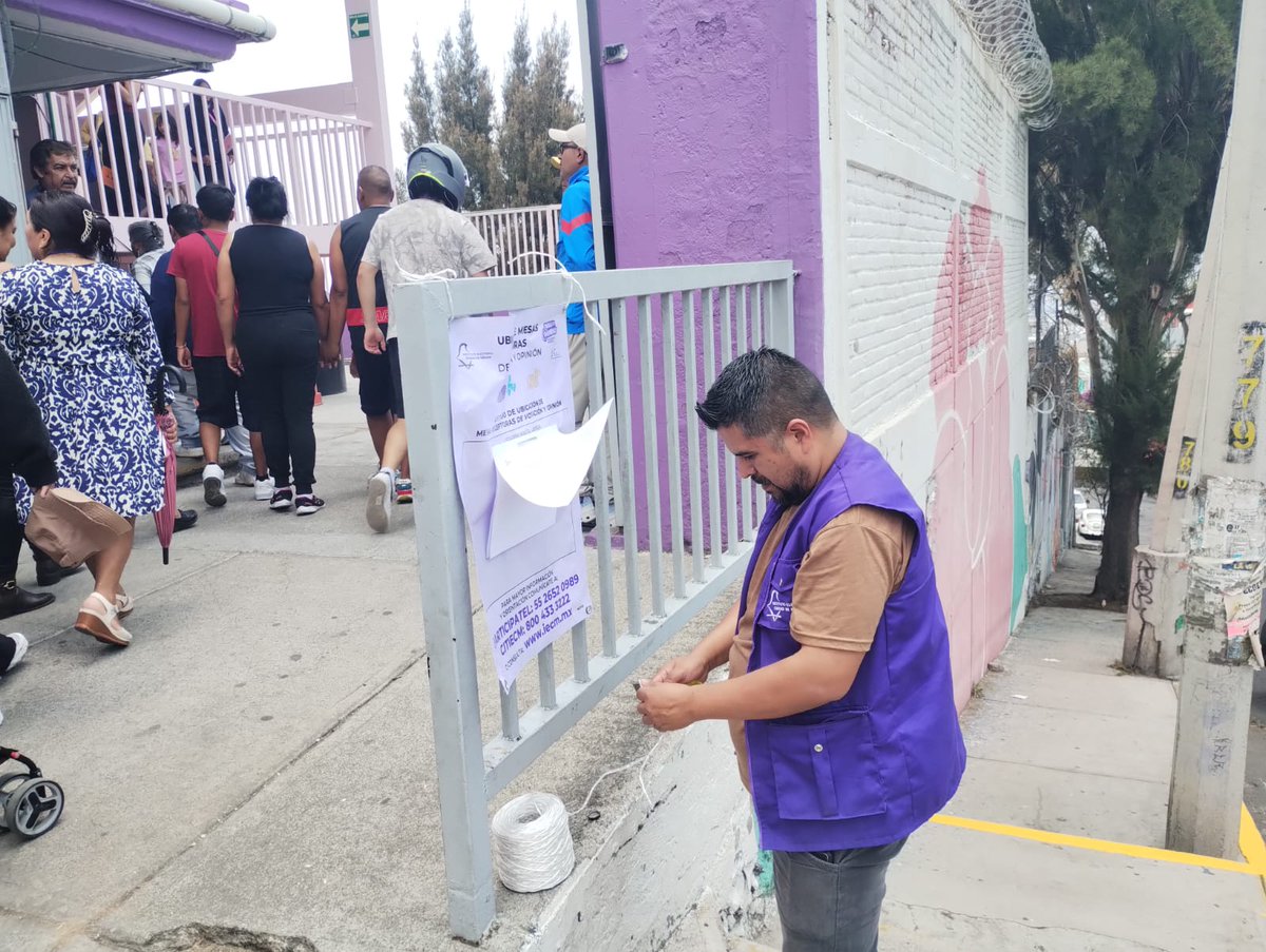 Distrito27IECM's tweet image. El personal de la #DD27 inicio la colocación de carteles con los listados de la ubicación de la Mesas Receptoras de Votación y Opinión para la Jornada Electiva y Consultiva del próximo 3 de mayo

#SomosDD27
#HazLaLuchaPorTuComunidad