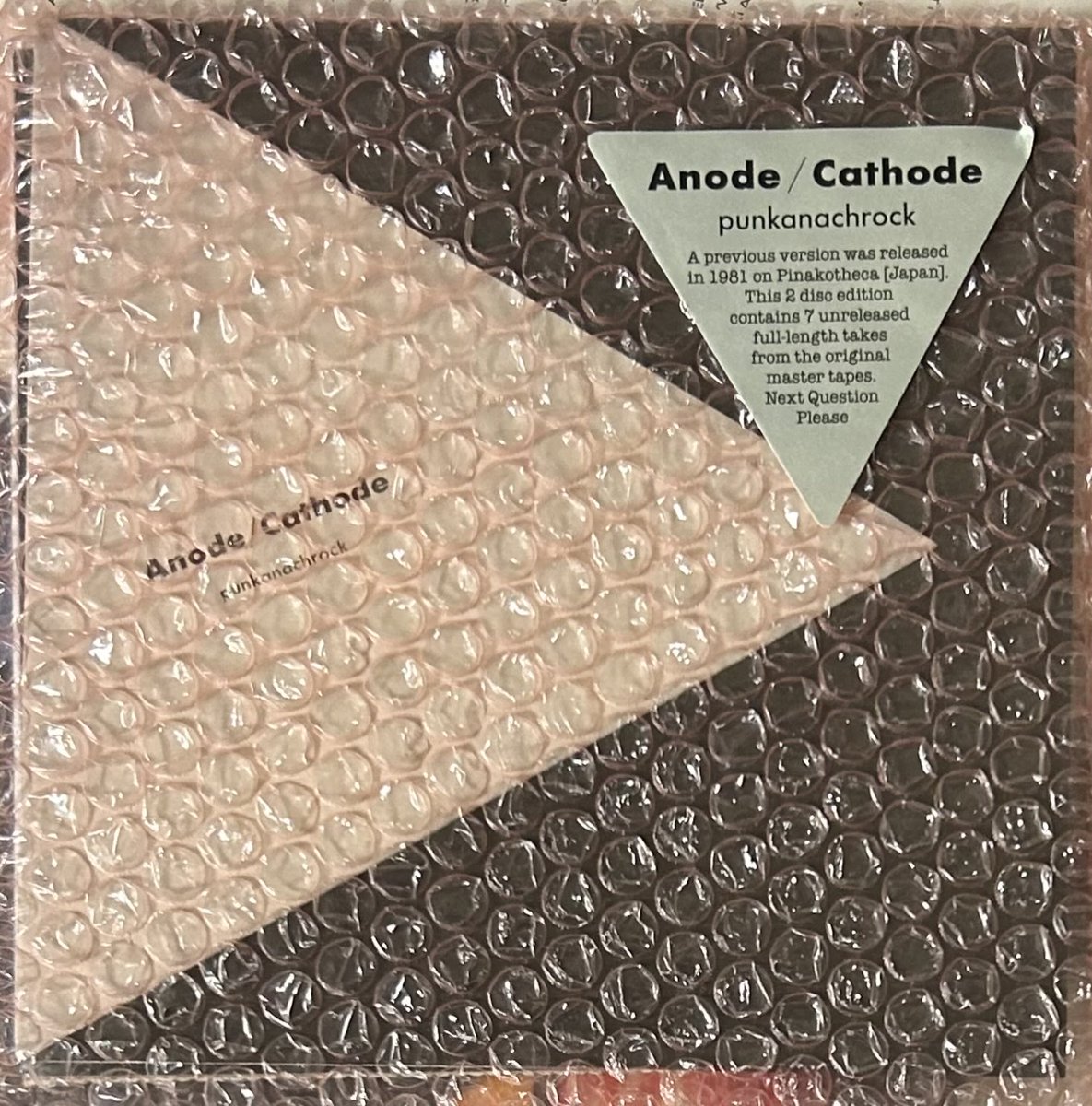 PrecordeAr's tweet photo. 再発の報は知ってたのだがずっと忘れてた。まだあった。♪Anode/Cathode「Punkanachrock」 #今日の7吋 元版は三角形ジャケ(未見)だったという、謎の覆面バンド(正体は第五列Onnyk)のピナコテカ発1981年作2EP拡張再発版。1976〜77年のパンク最盛期に録音されたとされる電子ノイズとしてのそれ。 https://t.co/IO4jTrSl4o