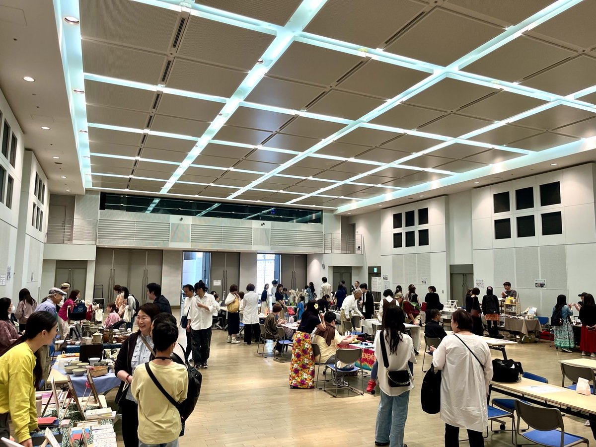 EventRefresh's tweet photo. 4/29（水祝）は、
会場のあちこちで
「これ気になる」が生まれる1日になりそうです。

足を止めたり、
話しかけたり、
思いがけず長居したくなったり。

桜木町・みなとみらいマルシェ
「初夏の現実逃避」で、
そんな時間を楽しんでもらえたらうれしいです。

#マルシェ #桜木町 #みなとみらい https://t.co/n0kdF6IEU4