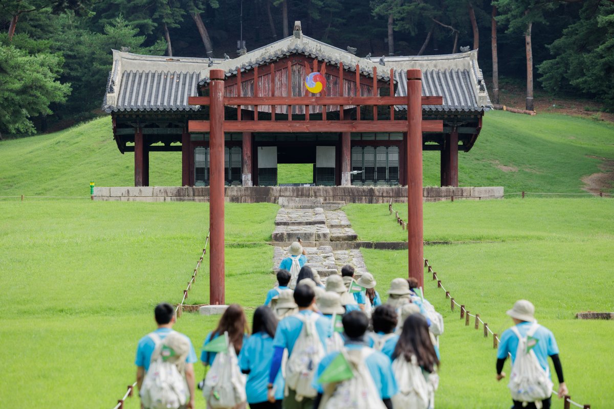 KHeritageAgency's tweet photo. 👣걸어서 왕릉속으로~ 조선왕릉 원정대! ⏰모집 안내
유네스코 세계유산, 조선왕릉. 이름은 익숙하지만 직접 가보고, 기록하고, 알리는 경험은 흔치 않죠.
6박 7일 동안 조선왕릉을 직접 방문하고 그 역사와 가치를 콘텐츠로 남기는 특별한 여정, <조선왕릉 원정대>에 도전해 보세요!

▁
https://t.co/LR8JG2LdaF

✍️ 모집 기간 : 2026.4.20.(월)-5.10.(일)
🙋 모집 인원 : 40명
 📢 모집 대상 : 만 19세-39세, 역사·콘텐츠 제작·SNS 홍보에 관심 있는 청년
 📅활동 기간 : 2026.6.22.(월)-6.28.(일) / 6박 7일