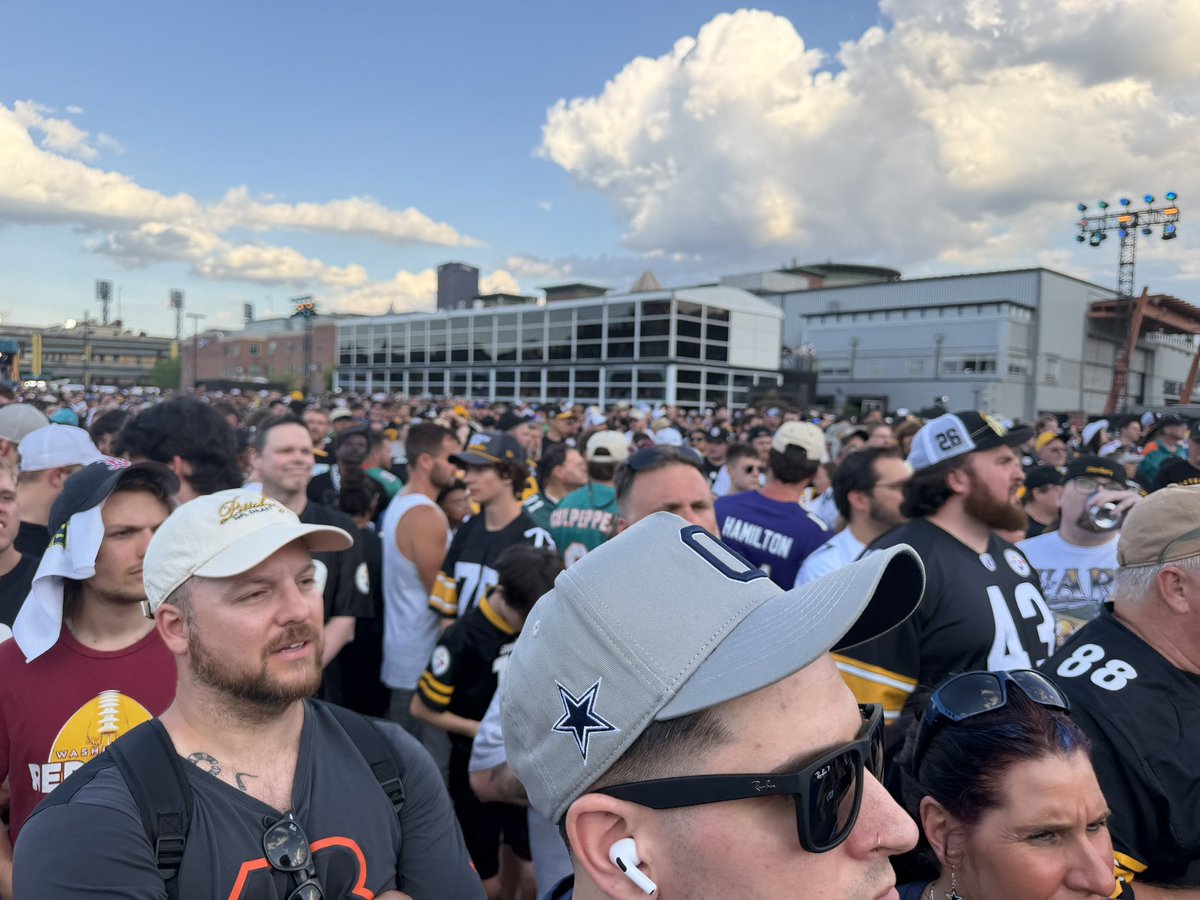 PittGuru's tweet image. Minutes away from starting!  Let’s go!

#NFLDraft #HereWeGo