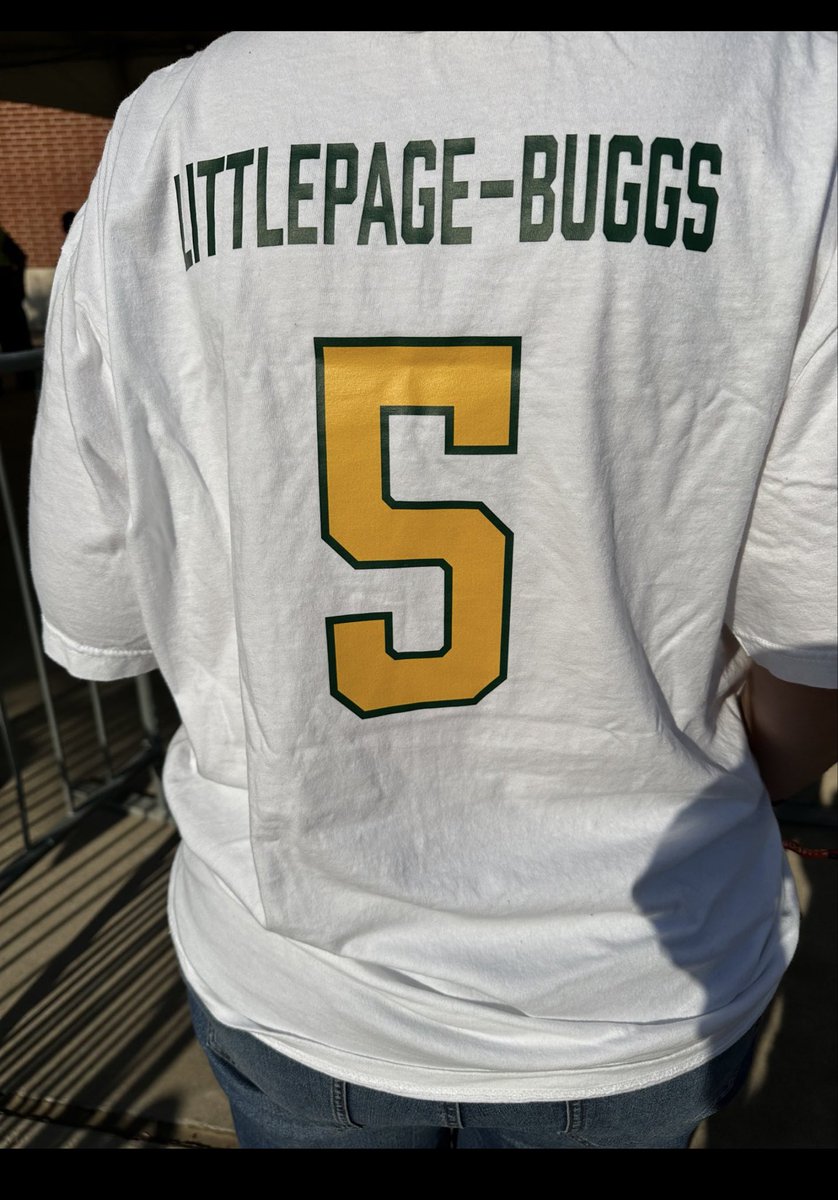 iamkcalhoun's tweet photo. Always supporting @DariannaBuggs22 .  Spiffy new shirt!!  I’m rocking new colors! ♥️ 💙 Sic’em Bears! @NickiCollen https://t.co/mYMbnb2743