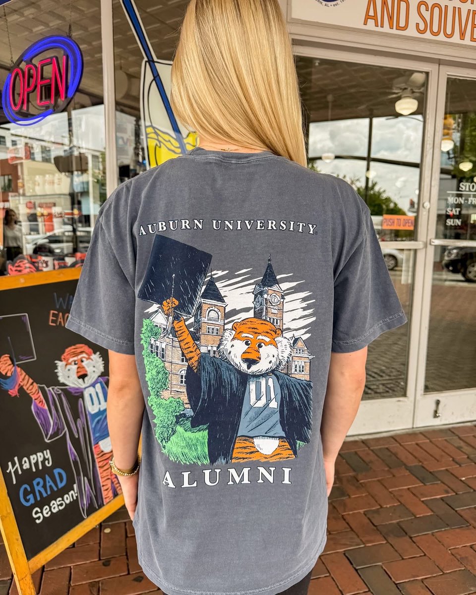 AUFAMILY's tweet image. War Damn Graduates! Congrats to the Class of 2026! Best shirt we’ve seen 👉 toomers.com/products/aubie…

#WarEagle #classof2026 🎓X 🦅
