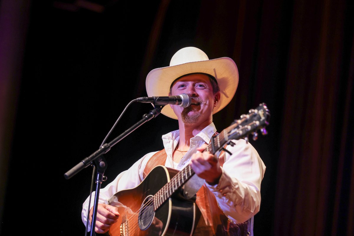 Live In The Vineyard Goes Country tweet media