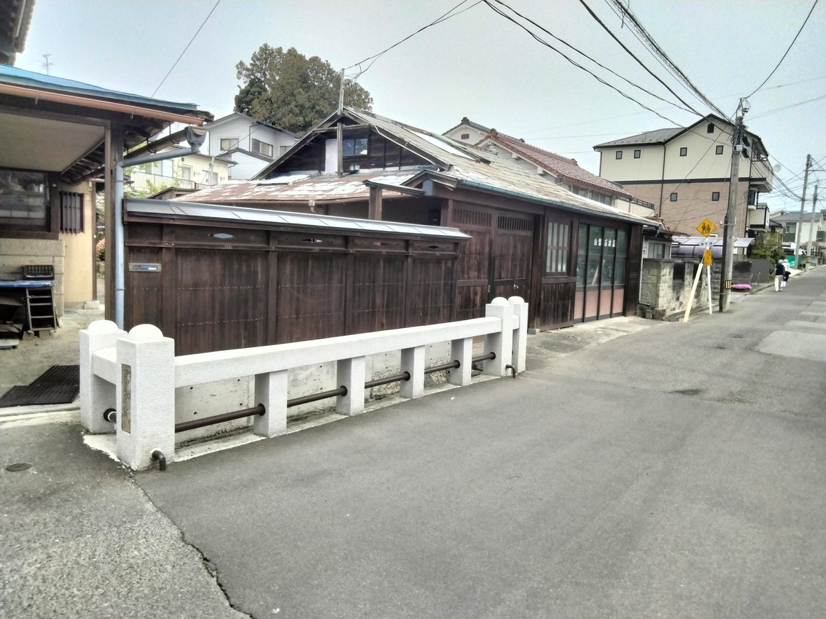 朝1チャーシュー丼を八幡に配達。この一帯は見えない水路が立体交差してる暗渠と勝手橋が乱立する400年前からのインフラが今も生きてる区域。仙台の下水道は全国3番目に古い歴史的象徴と言っても過言ではないですね。勝手橋も京都っぽい。本日通常営業です