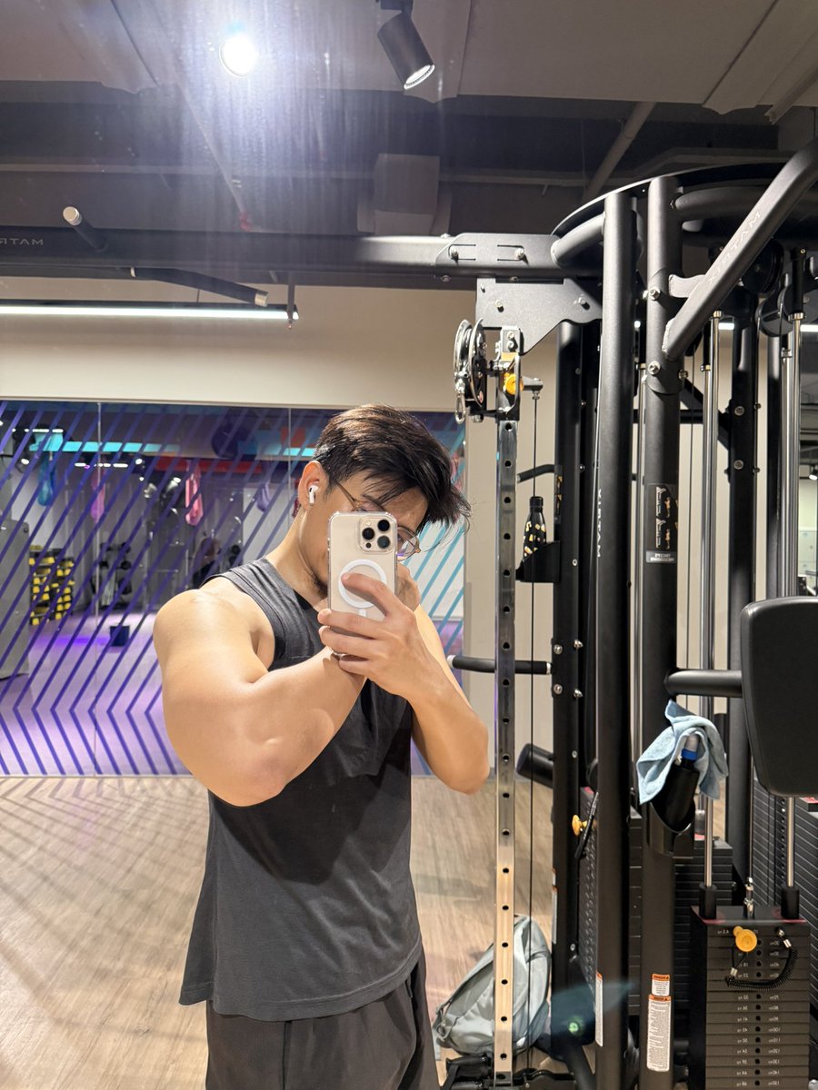 arepiezes's tweet photo. Much sweats 💦 Today a little bit hot in the gym. https://t.co/oBWV1HNWTf
