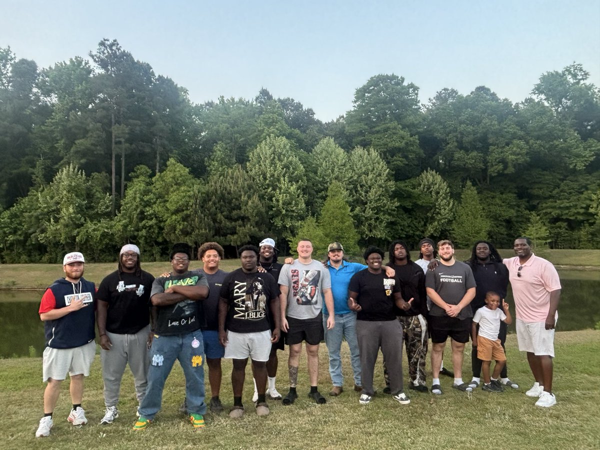 CWilliams8076's tweet photo. Breaking bread with the big men. This is where it starts. #OLine #StartsUpFront #FastNPhysical #TCR #BucStrong https://t.co/b60Fn1r4Wr