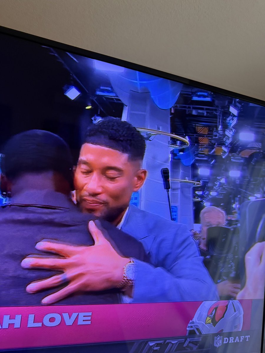 TaeTrain31's tweet photo. Ain’t no way they put this dude on camera🤦🏾‍♂️🤦🏾‍♂️ @Marcus_Freeman1  #letitgo #ThatSprayGoCrazy https://t.co/Eshh1YFWKg
