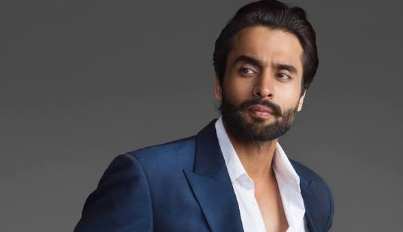 AlwaysBollywood's tweet photo. Situationship ❓❓❓

#JackkyBhagnani calls marriage with @Rakulpreet 'situationship' 🔴

Jackky reveals, “We told each other that we are not 20-21 years old anymore. We have both seen many ups and downs. Individually, I am a happy person. I am not looking for anyone to fill that void because if I am a depressed person, no matter who comes into my life, I will be depressed. And individually, you are happy too. Together, we are happier.”

To this, Rakul added that they are “filling a void in each other’s lives. It’s not like you didn’t take me for a holiday, so I am unhappy. I can go on that holiday by myself. I think there are more important things in life to talk about”.

During the conversation, Jackky also mentioned that while he and Rakul are married, they can describe their relationship as a situationship. “Rakul and I are married, but we are like in a situationship, which is, of course, we are exclusive to each other because that’s why we are married. But the most important thing is that I can talk to her about anything,” he shared.

Jackky went on to reveal that if an ex-girlfriend calls him while Rakul is around, he does not hesitate to answer the call on speakerphone, emphasising that he hides nothing from his wife. He also mentioned that since he isn’t hiding anything, he doesn’t feel “suffocated.”