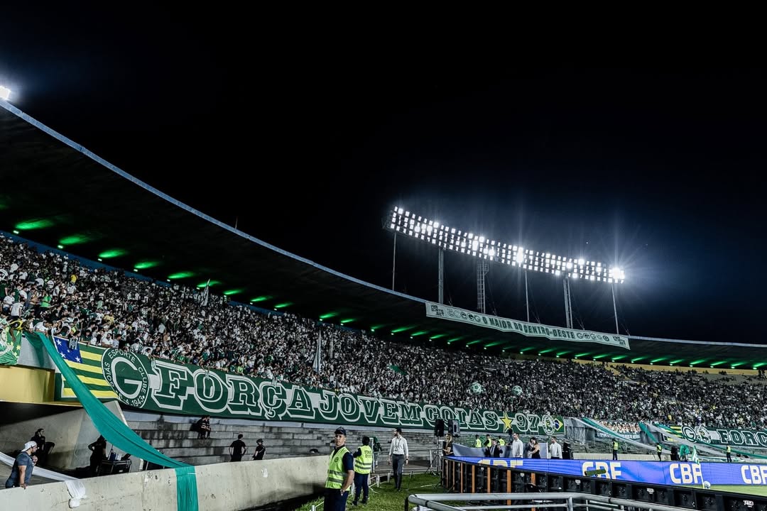 OCantoOficial's tweet photo. Força Jovem e demais torcedores do Goiás na partida contra o Cruzeiro, ontem, pela Copa do Brasil.

O jogo foi o último antes do fechamento do Serra Dourada, que passará por reformas.

(📸 @goiasoficial) https://t.co/LuyTql0hkP