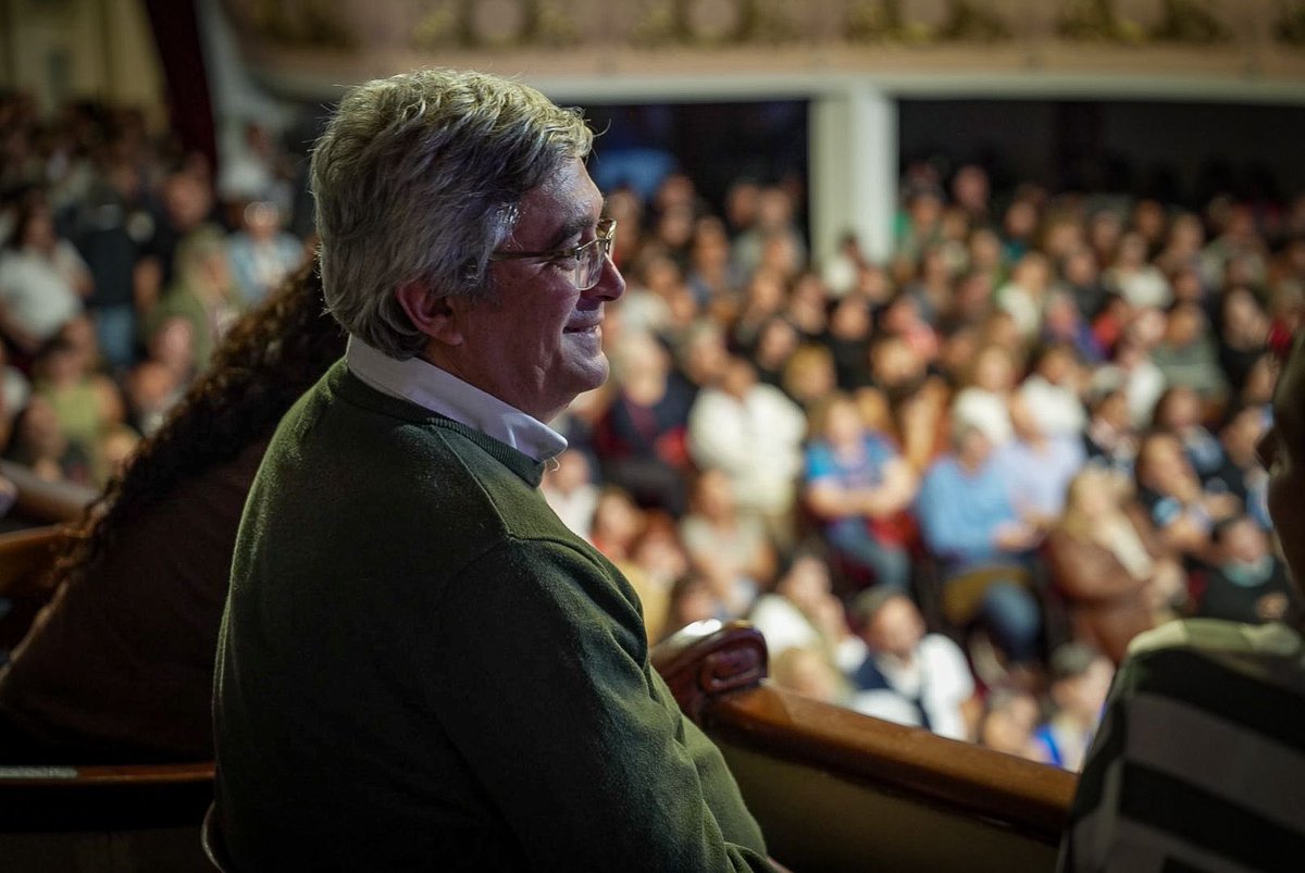 JavoRodriguezL's tweet photo. Menos escuela austriaca y más escuela pública argentina. 

Acompañé a @kicillofok, @AlbertoSileoni y @flaviaterigi en el lanzamiento del @MDFEducacion.

La educación pública tiene que ser uno de los pilares de un proyecto de país con justicia social y soberano. https://t.co/UBqkNE9xx6