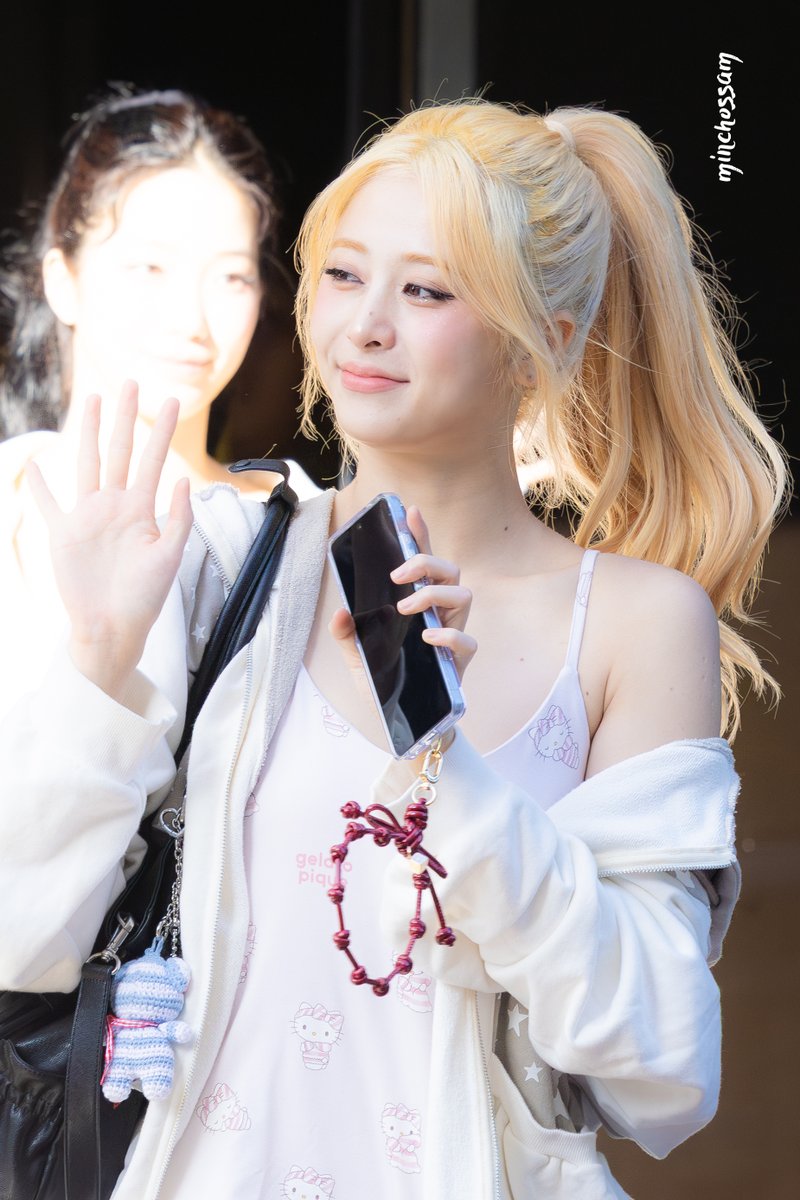 (2026.04.24) LE_SSERAFIM 허윤진 뮤직뱅크 중간 퇴근길
#르세라핌 #허윤진 #HUHYUNJIN #LE_SSERAFIM

😍