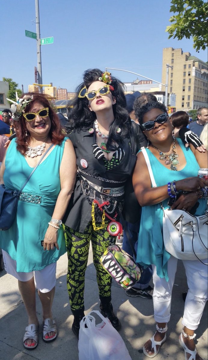lleyewear's tweet photo. Its something that helps the world see them clearly. Lindsay Lowe Eywear is a campy, couture collision of horror culture, pop-art attitude, vintage pin-up glamour, and fearless self-expression
#lindsayloweeyewear
#eyeglassframes
#nycfashion
#startaconversation
#eyewearfashion https://t.co/V7nGLHyudr