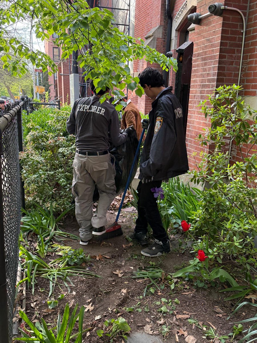 NYPD78Pct's tweet photo. Shoutout to the 78th Precinct Youth Explorers for helping 6th Avenue Bible Baptist Church with their spring clean-up! 🌱💪 Proud to see young leaders giving back and making a difference in the community. #CommunityStrong #YouthLeadership https://t.co/QwNo61UsYC